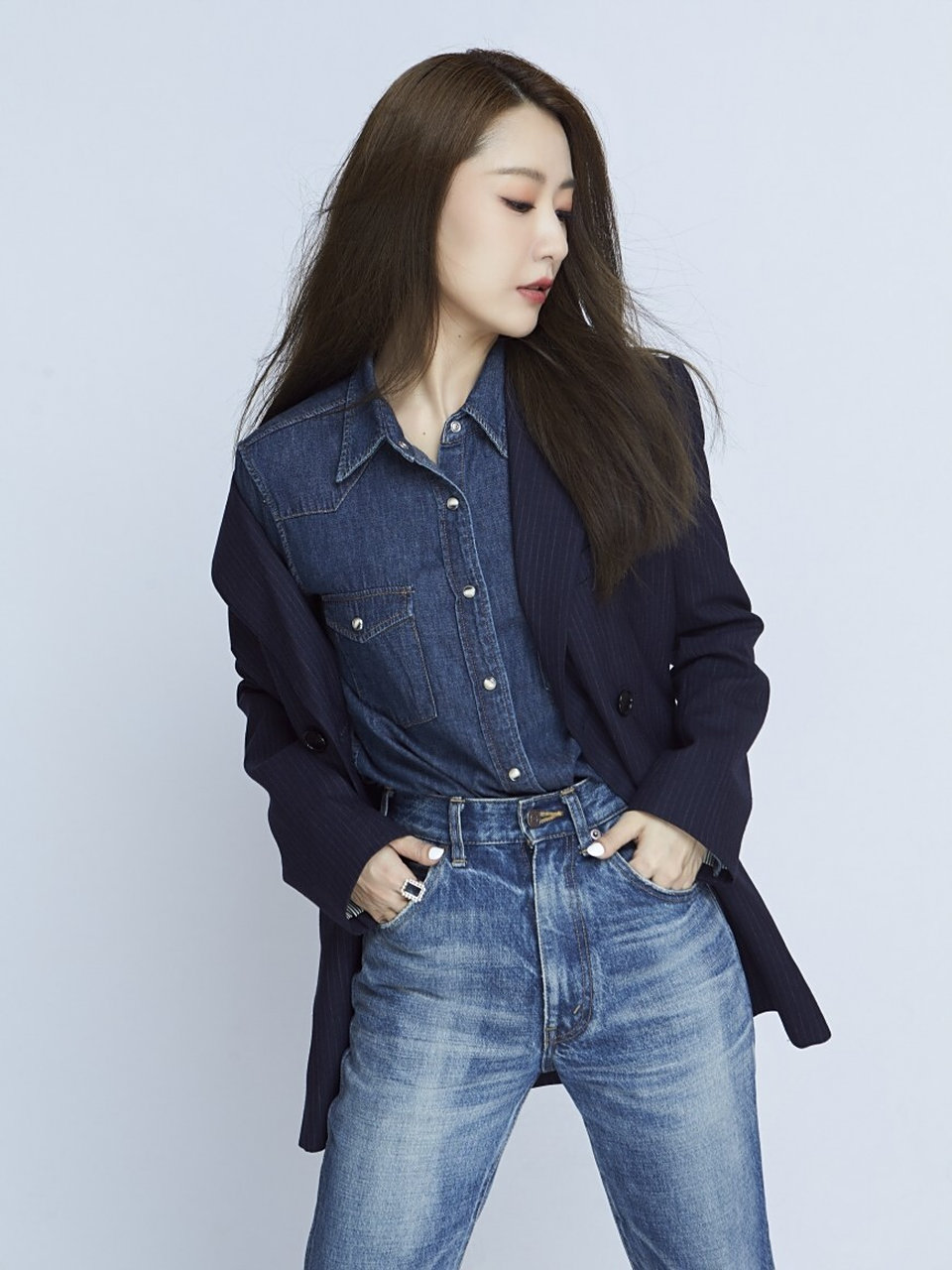 白冰也是个时髦精 不在衬衫搭配上牛仔裤,法式浪漫又复古,又带着一份