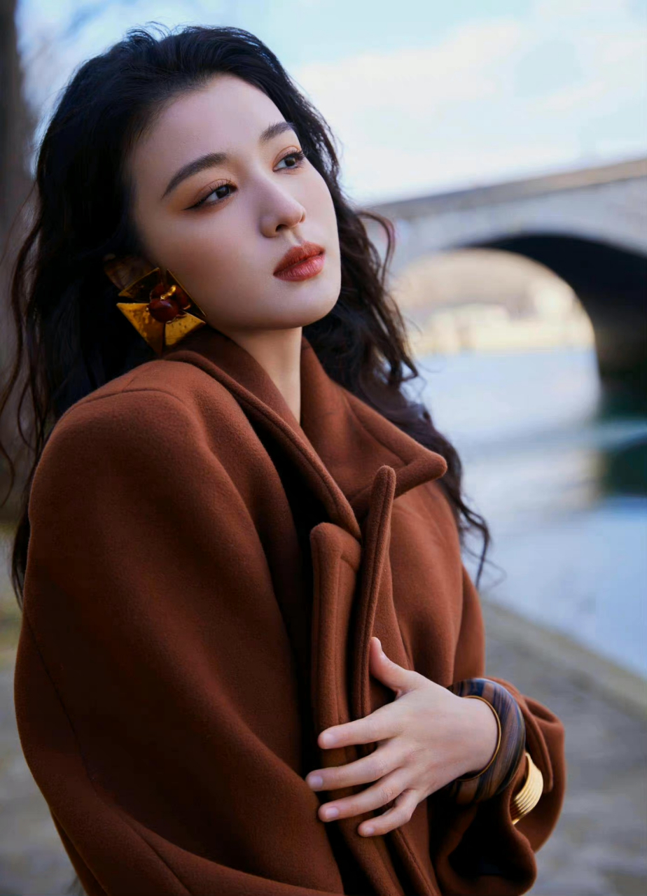 王楚然是95花里少有的大骨架,大身高,大五官美女,挺特别的,而且很会