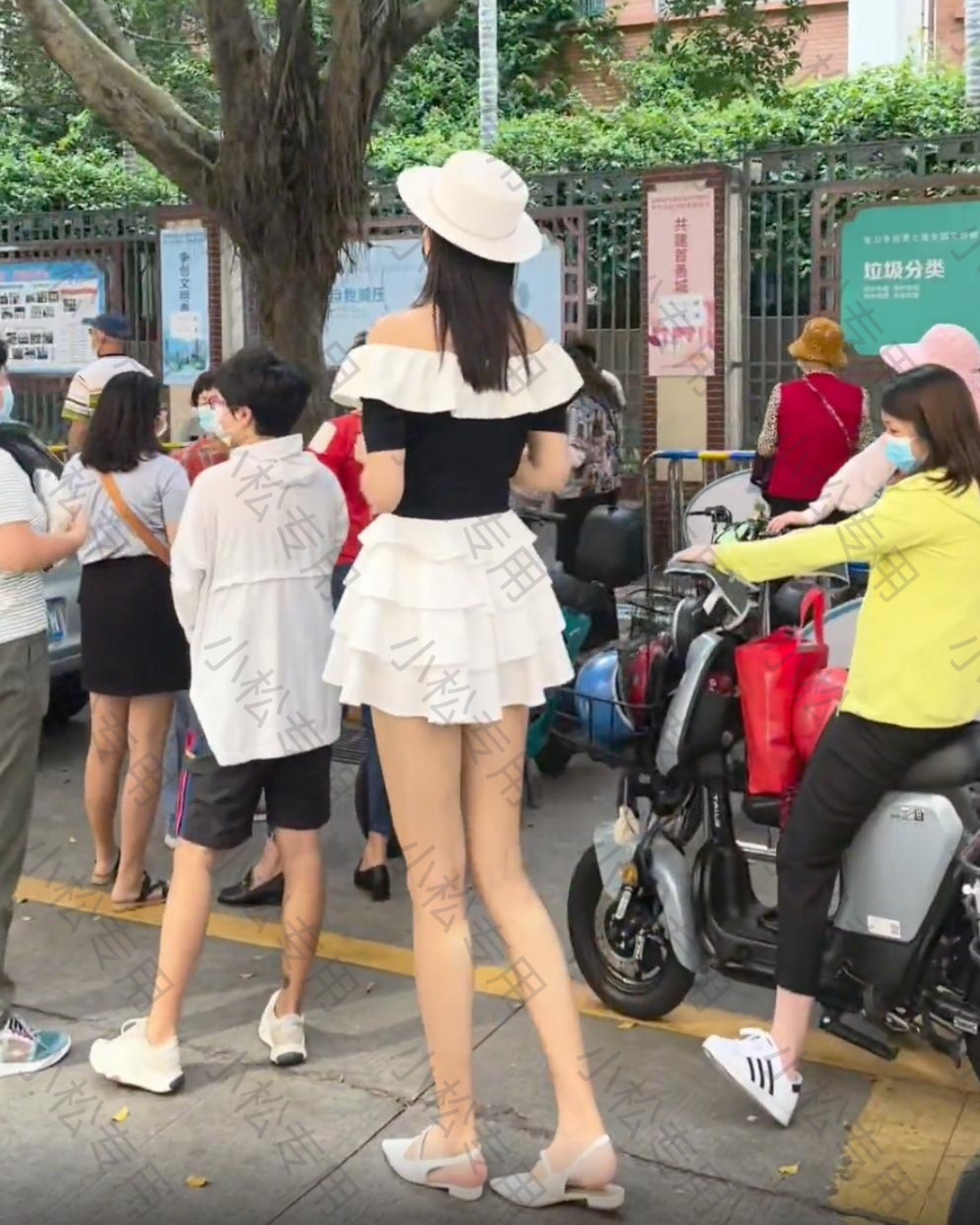 上海:美女穿着清凉去幼儿园接孩子放学,旁边宝妈紧盯着大长腿看