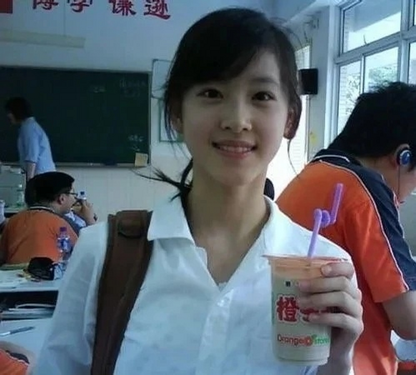 16 岁时的章泽天手捧着一杯奶茶,清纯害羞,被无数人称为"奶茶妹妹".