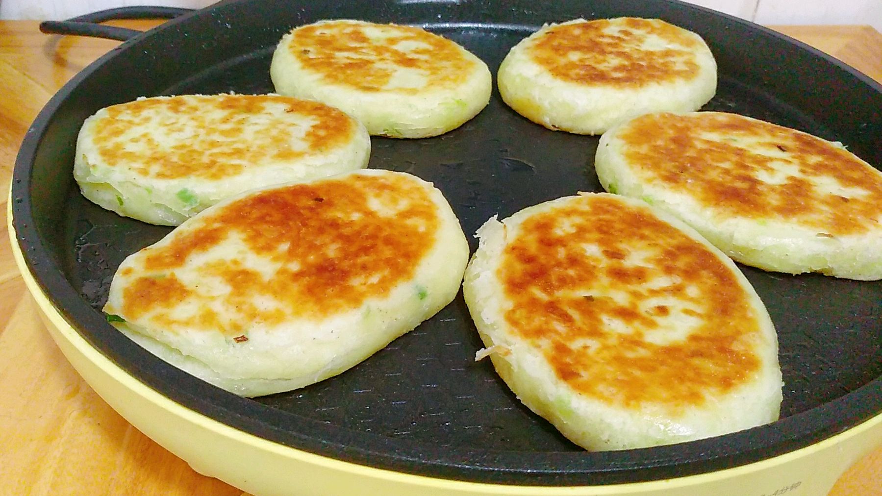 楼下排队买的香葱花椒饼,面点师教你在家做,酥脆柔软好吃又解馋