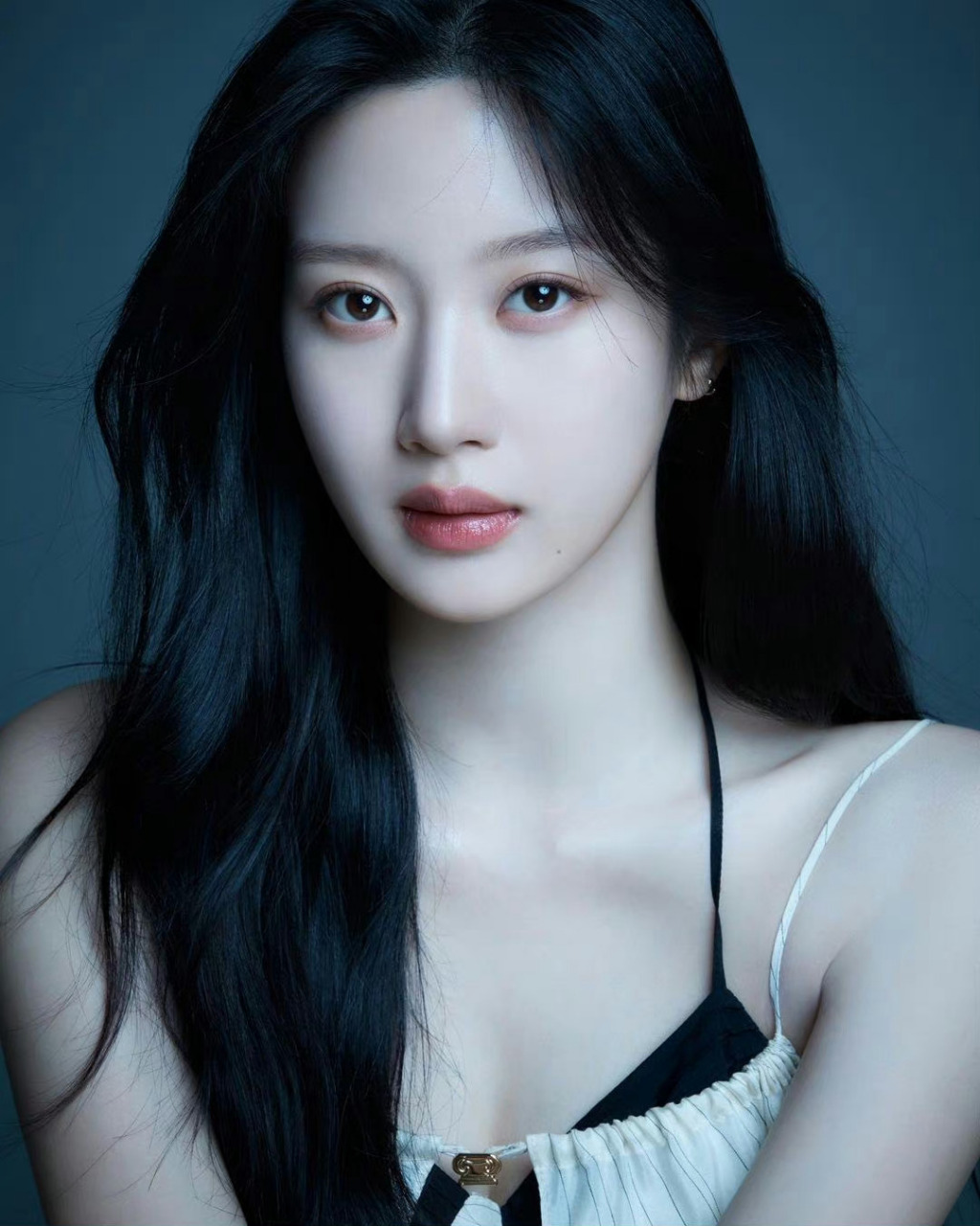 文佳瑛,高清镜头下精致的五官和清冷的气质,美得动人心魄.