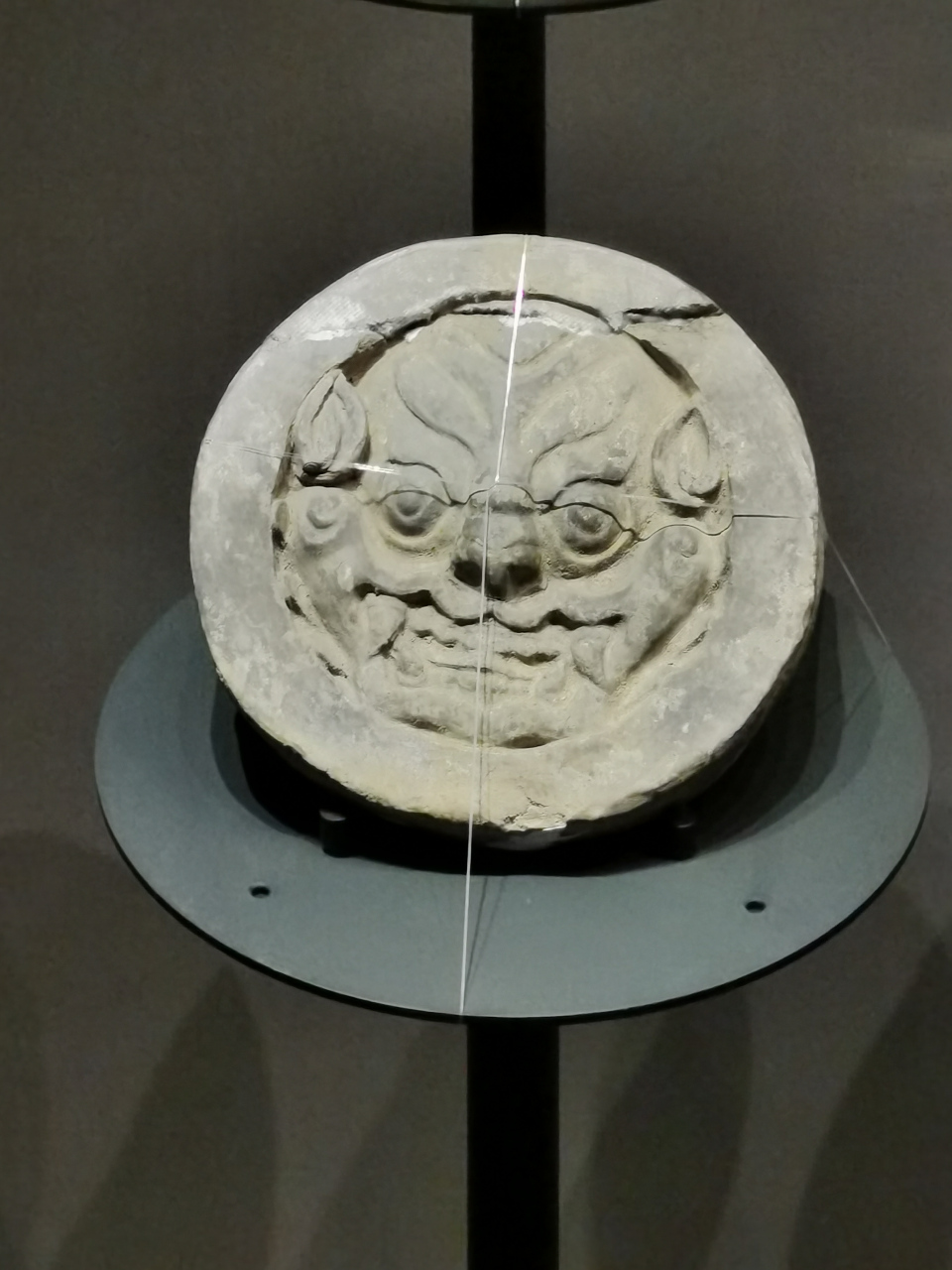 这是一组山西大同出土的瓦当,北魏时期的.  瓦当是古建筑的构件,可保