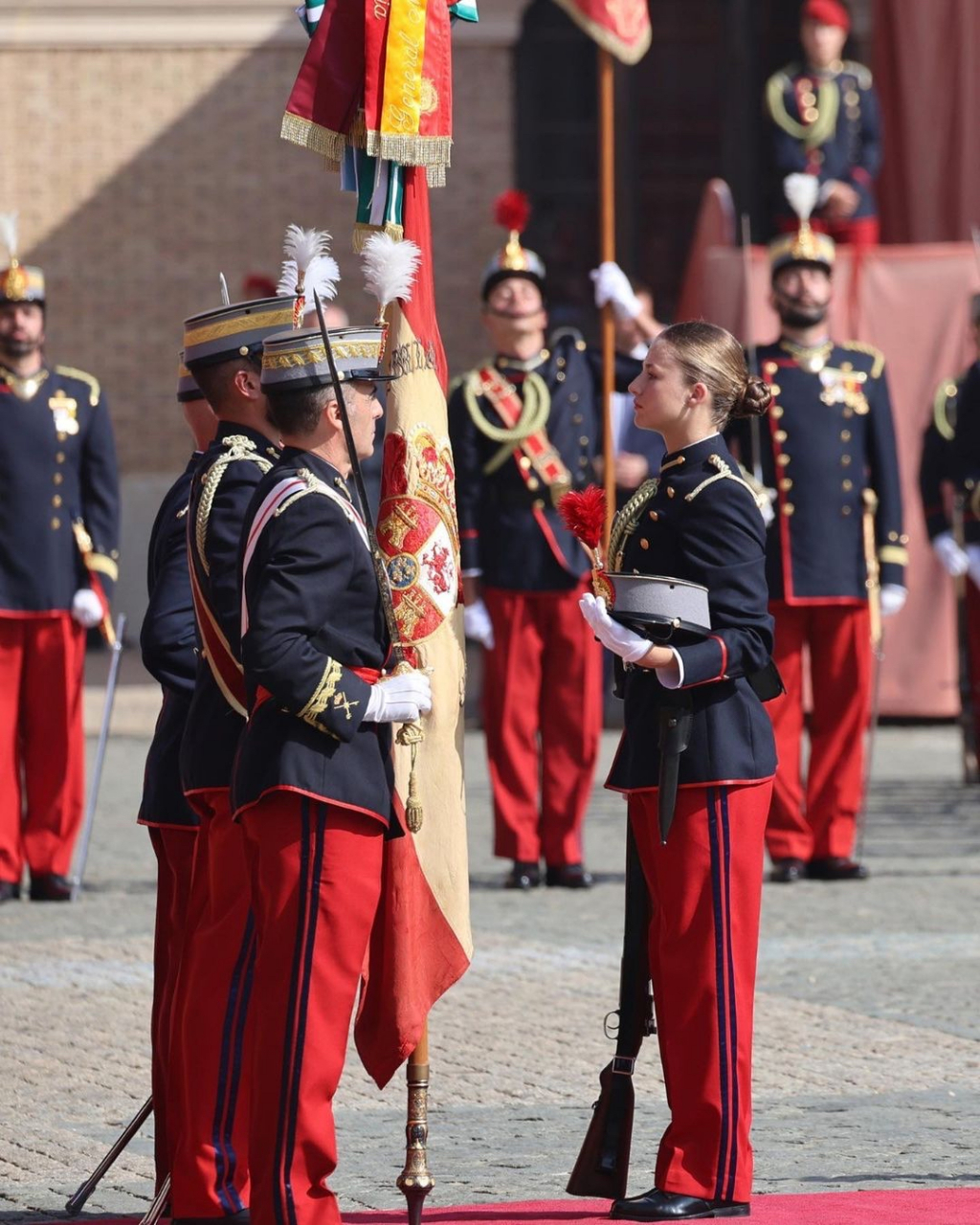西班牙18岁莱昂诺尔公主宣誓,穿军装英姿勃发!