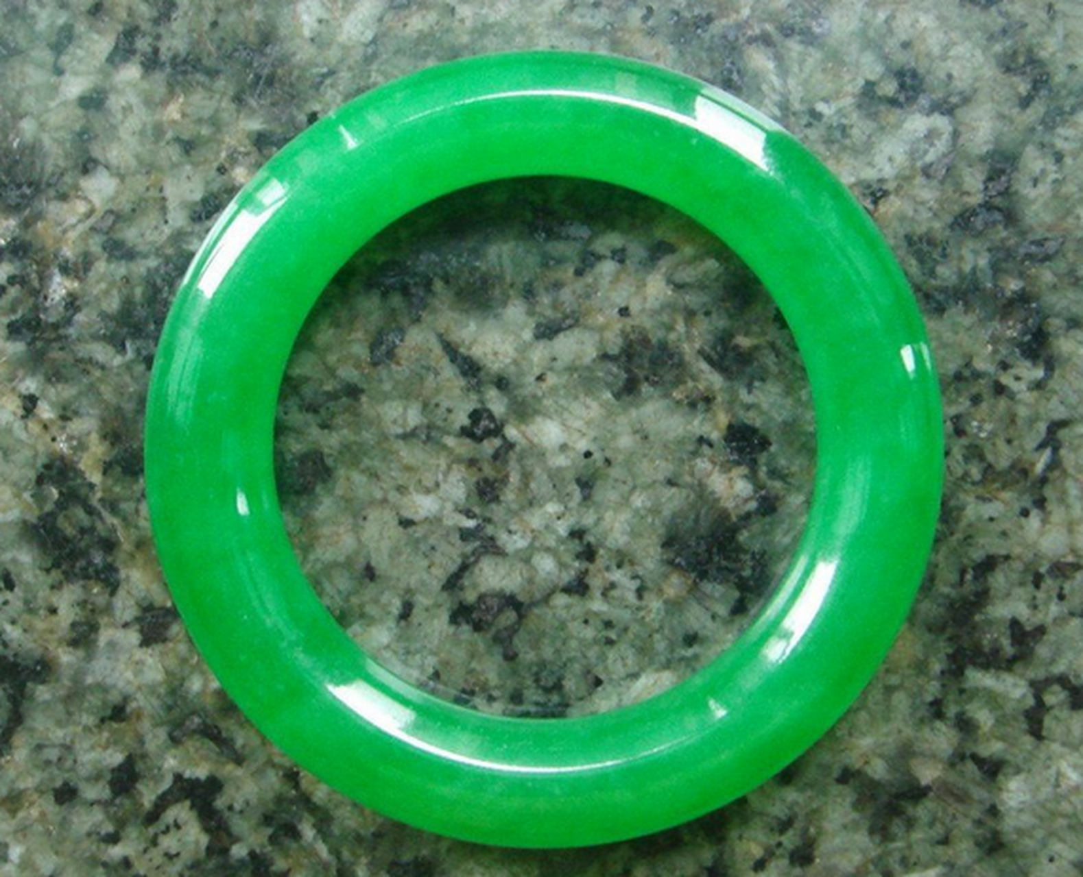 石英岩玉指的就是由粒状石英集合体组成的致密块体,主要成分为