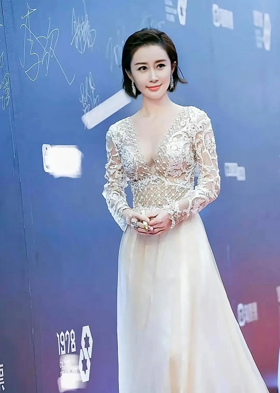 舒畅最近影片少点,但穿镂空长裙秀事业线,太美了[鲜花][鲜花][鲜花]