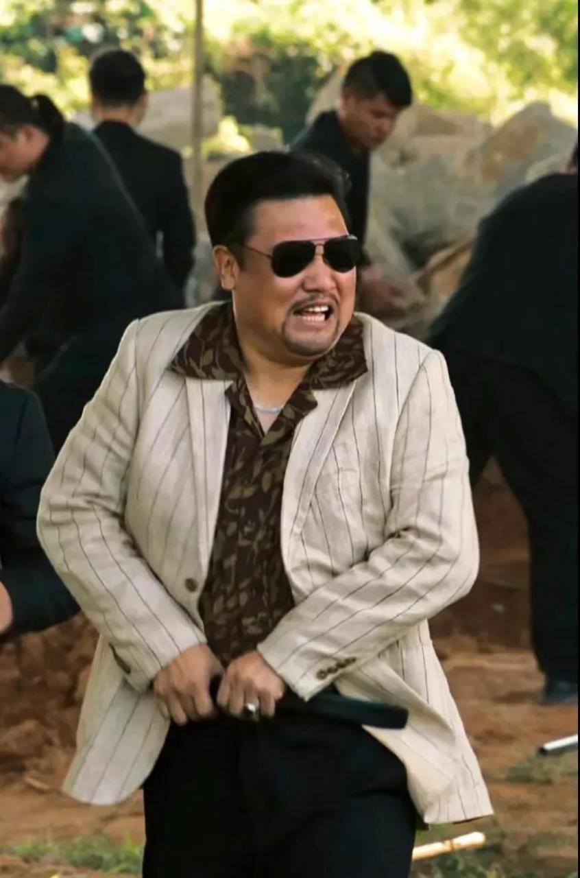 贾冰是一位备受关注的演员,他曾经在电视剧《欢乐颂》中饰演"曲筱绡"