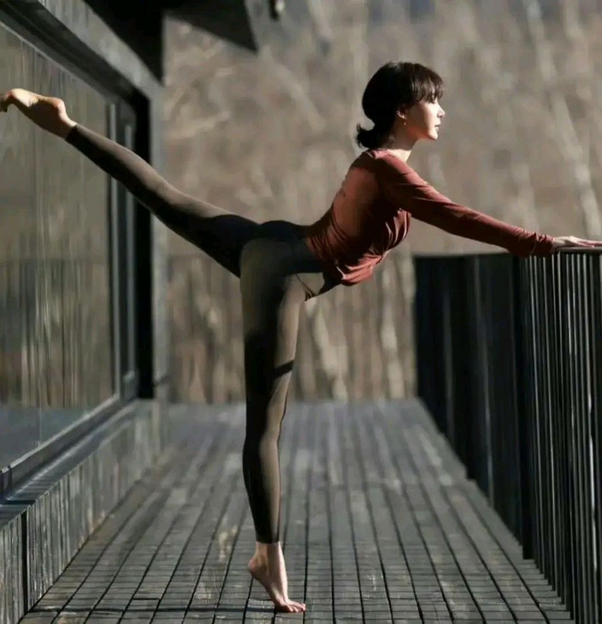 45岁陈数练瑜伽的照片,怪不得身材保持得这么好.