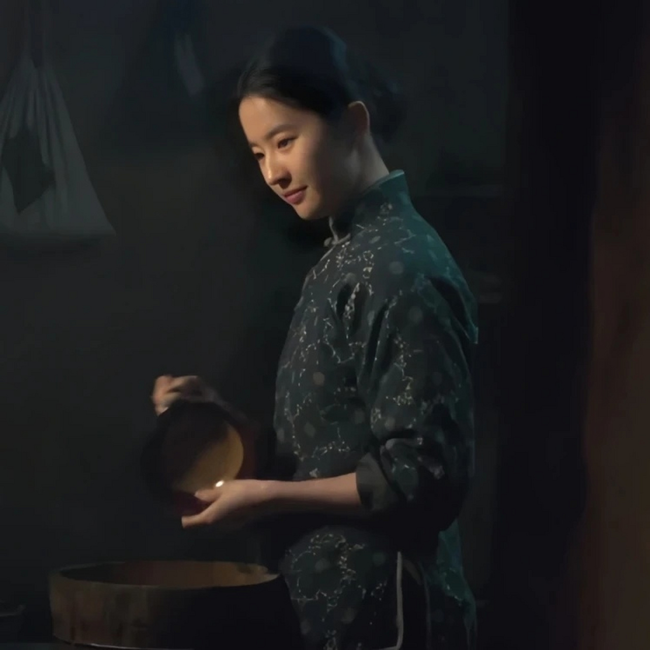 刘亦菲果然是个披麻袋都能美得离谱的仙女,这身衣服根本就掩盖不了她