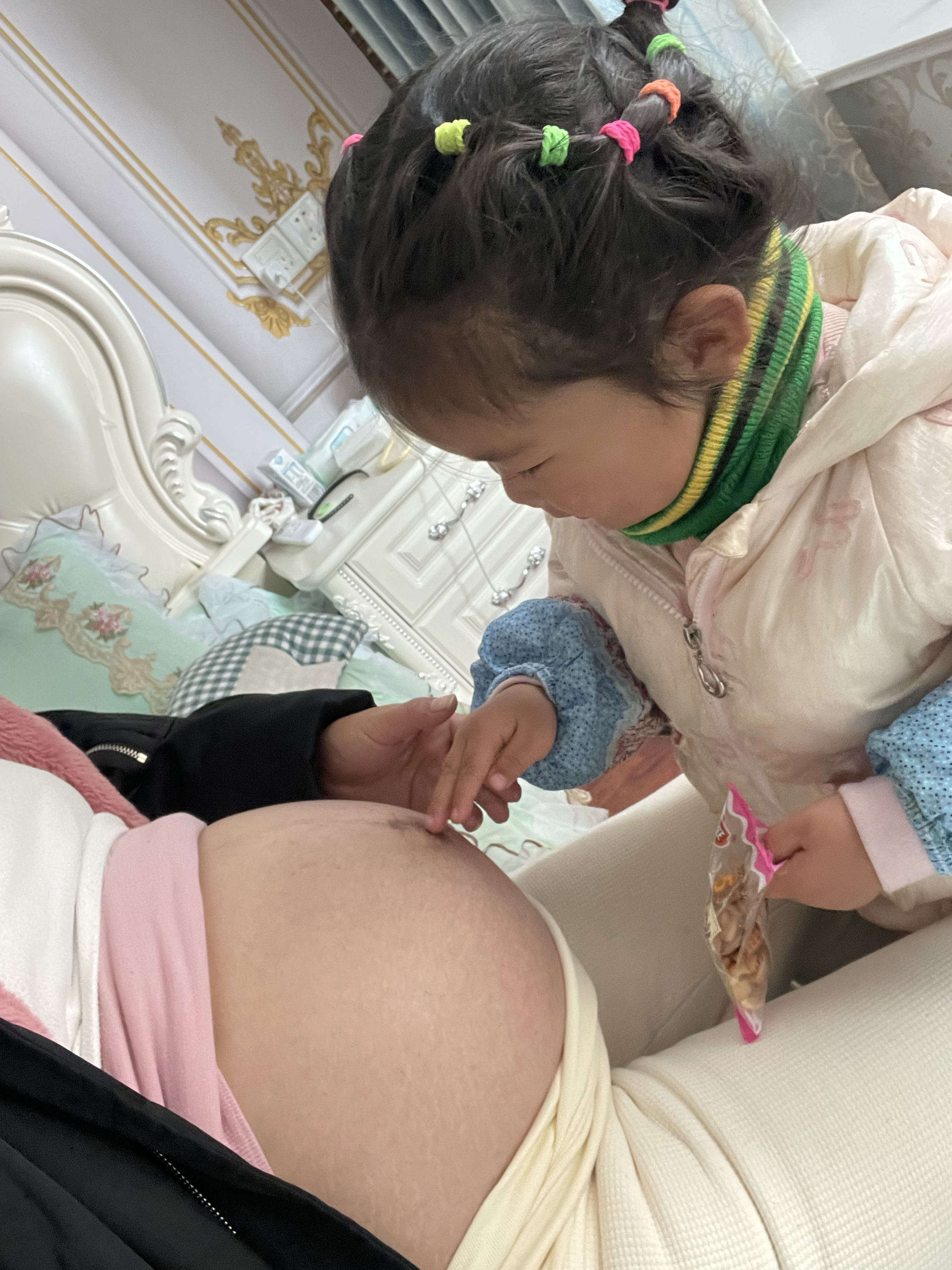 小宝贝摸着我的肚子,孩子天真可爱觉得肚子圆圆的很好玩,经常会亲我的