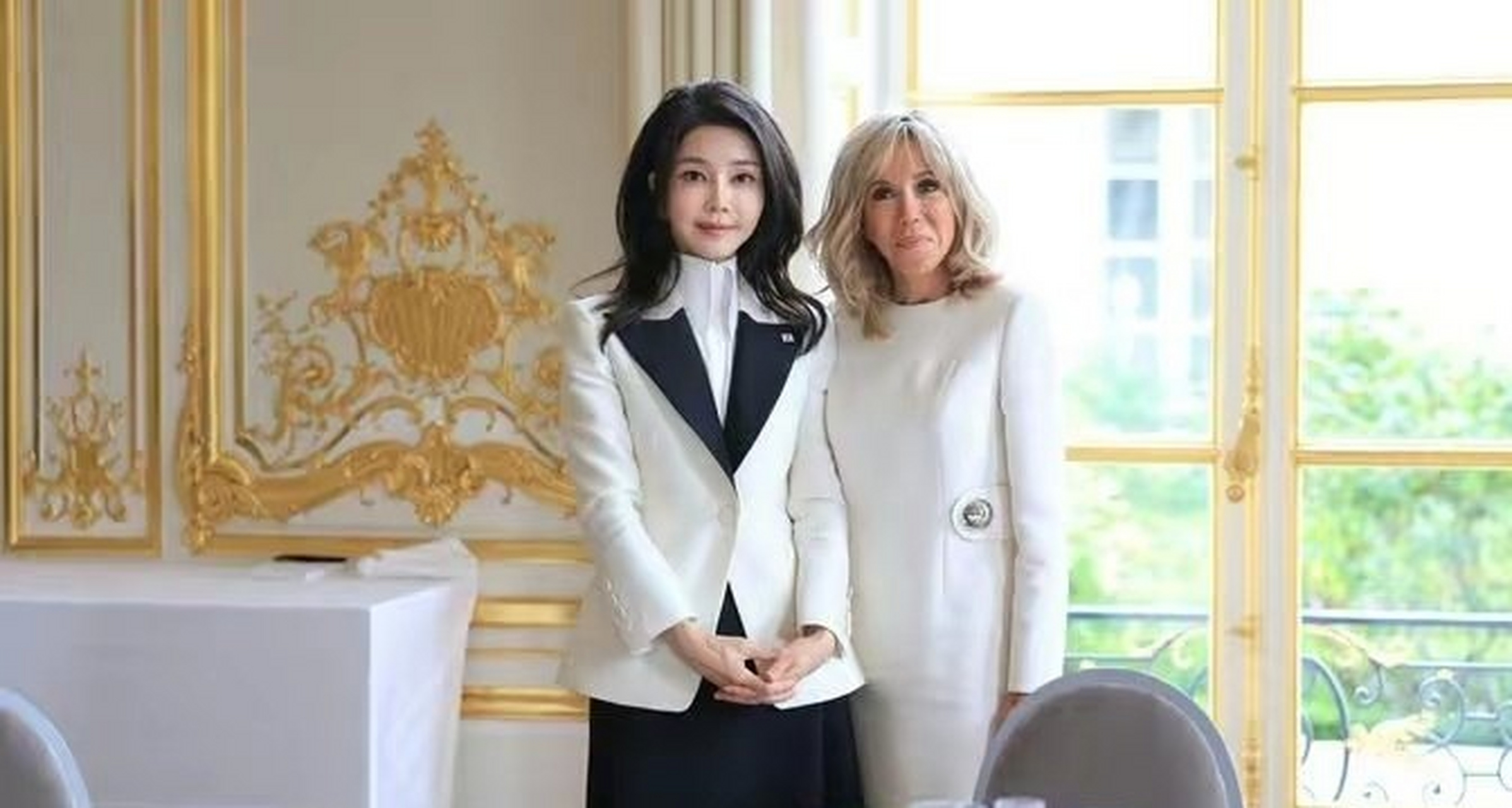 51岁的韩国总统夫人金建熙和70岁的法国总统夫人布丽吉特. 67