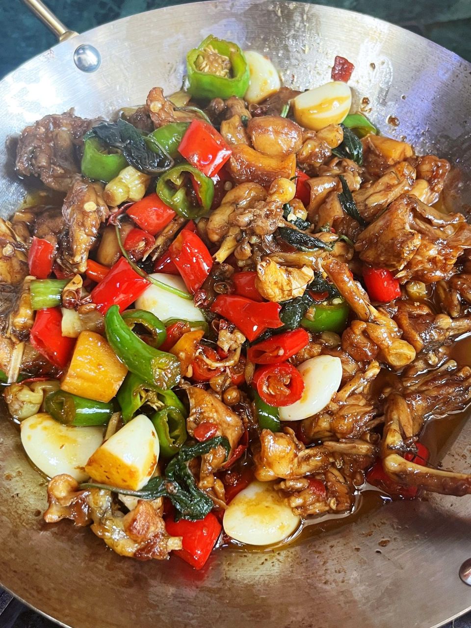 学会再也不用去外面点了～ 食材:牛蛙,紫苏,老姜,蒜子,小米椒,印度