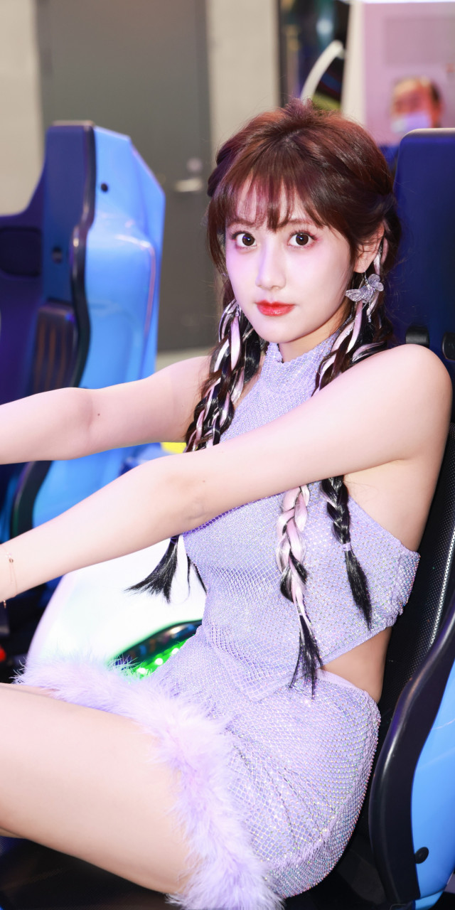 李艺彤抓娃娃机前美照