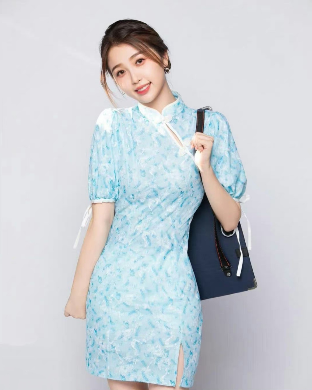 虞书欣# 一袭蓝色碎花旗袍,肤白貌美的容颜,窈窕曼妙的身材,清纯堂览