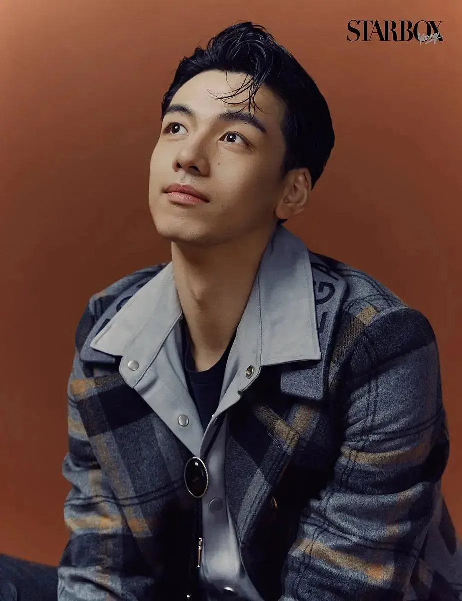 这个"军艺校草"火了!八块腹肌低音炮,又仙又美,比小鲜肉强!