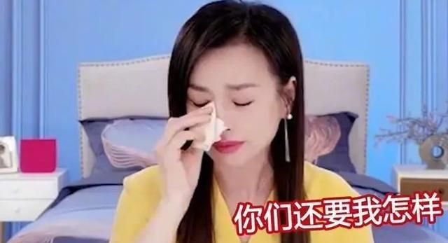 张庭夫妇出现机场,林瑞阳慌慌张张的抱着行李箱,低着头不看镜头