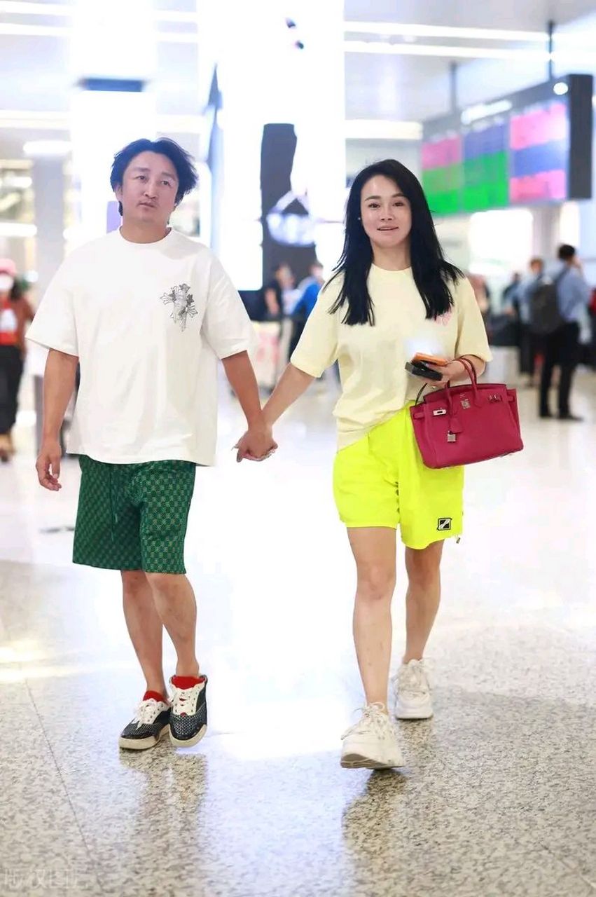邹市明和冉莹颖一起亮相上海机场,两位手牵着手像一对年轻的情侣,真的