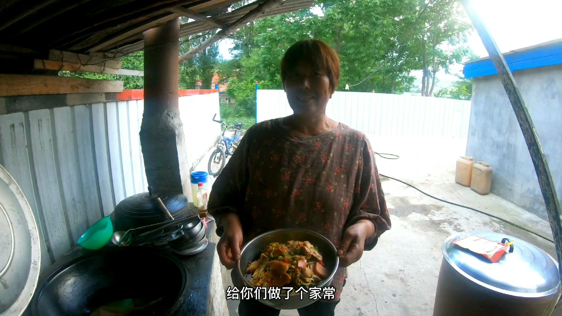 杨妈妈去县城买猪肉,要给大伙做“杨氏麻辣香锅”