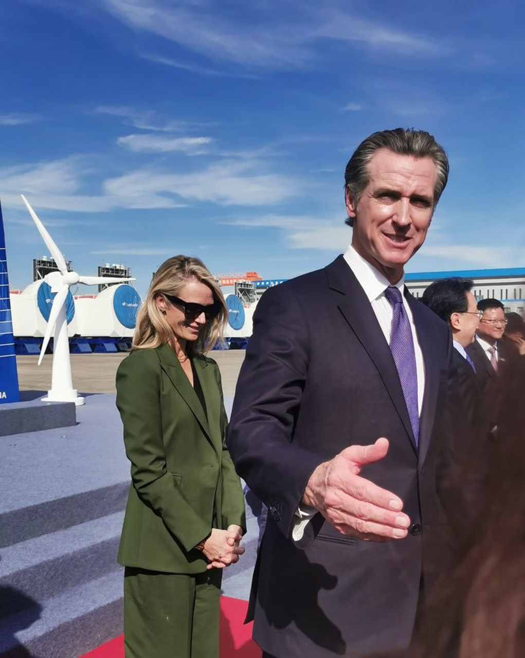 加利福尼亚州长纽森抵达江苏盐城,加州第一夫人一身绿色西装很亮眼!