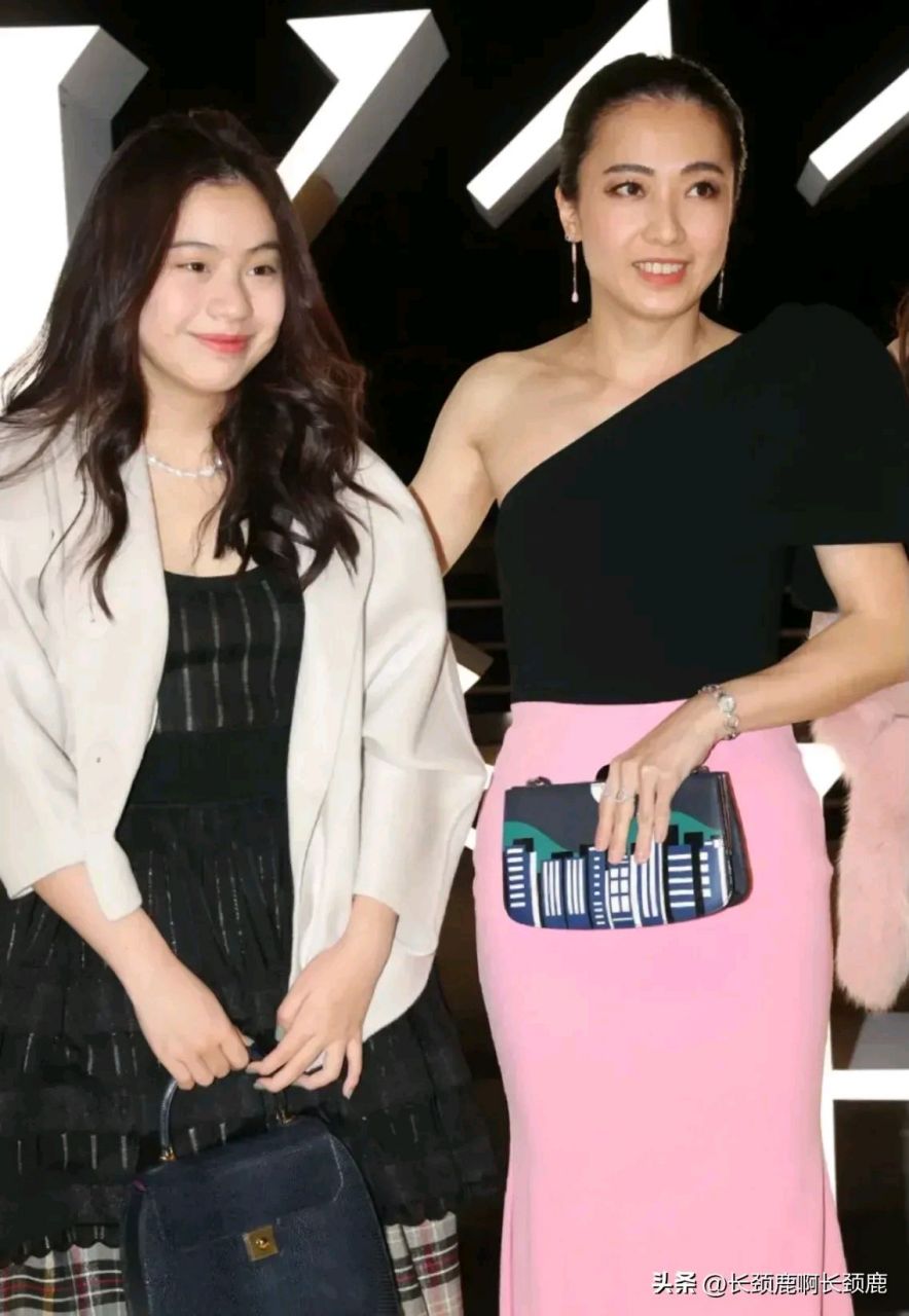 刘銮雄和甘比的大女儿刘秀桦今年14岁,开始正式步入社交场合.