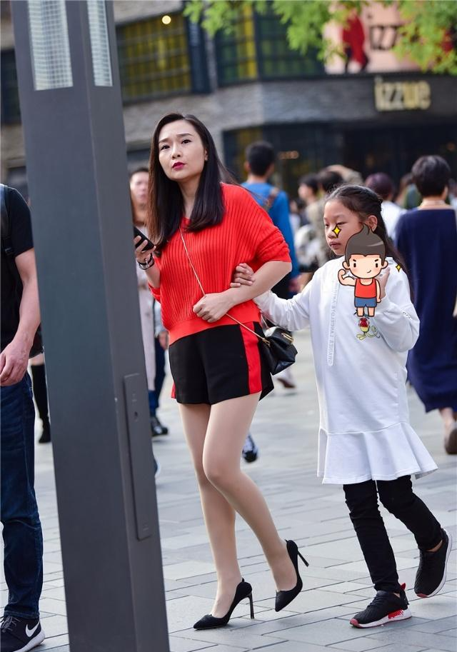 红衣"肉丝袜"高跟辣妈,真看不出女儿都这么大了,小编:可惜了!