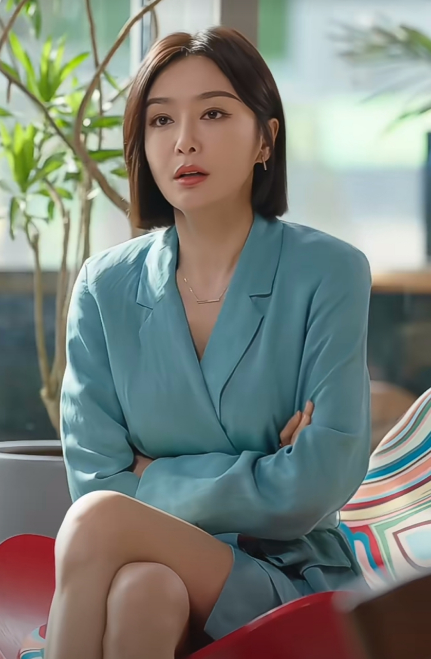 女明星#秦岚# 挺有女人味的,44岁的年龄拥有24岁的状态,据说爱健身很