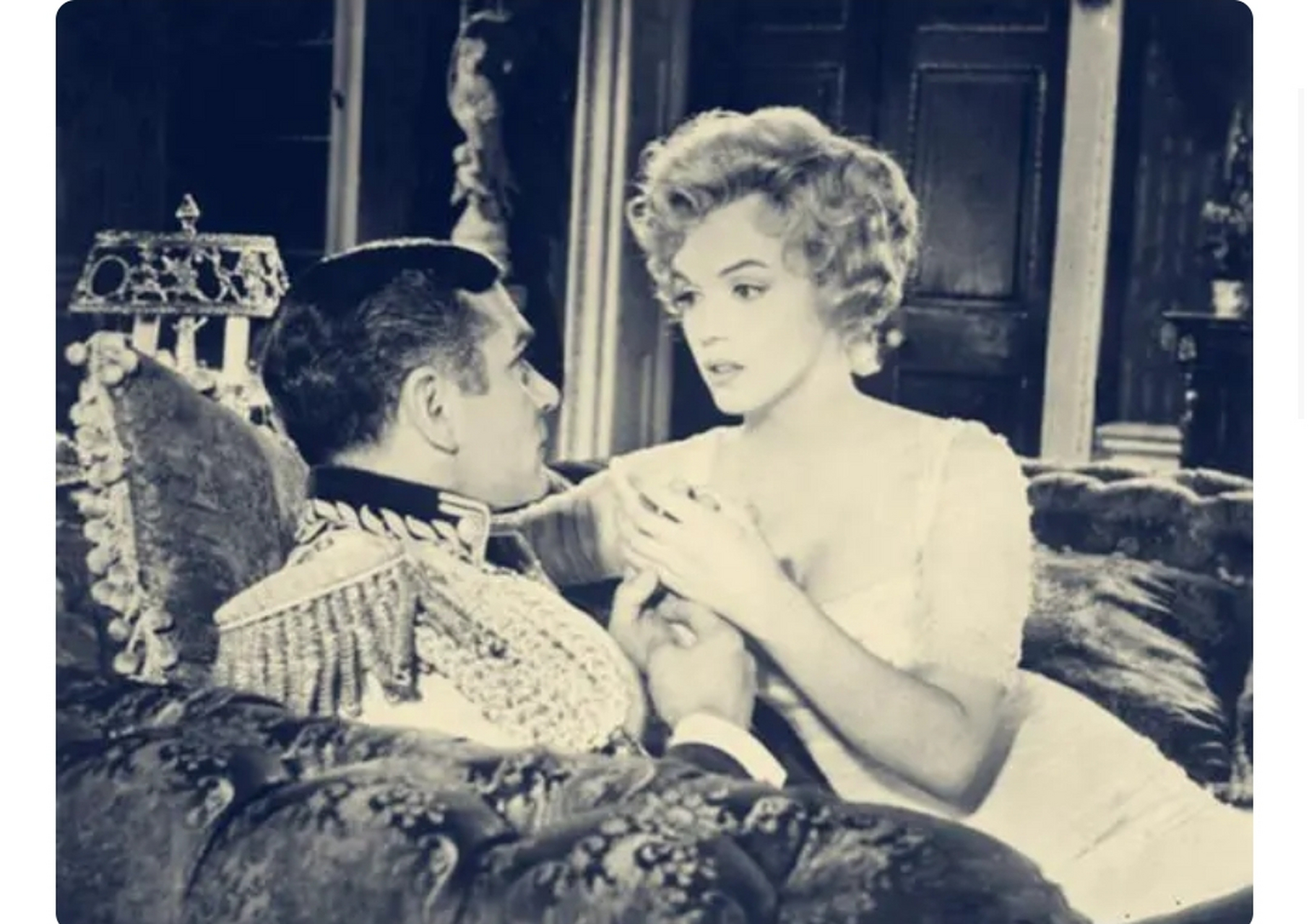 《游龙戏凤》是一部1957年的浪漫喜剧电影,由玛丽莲·梦露,劳伦斯