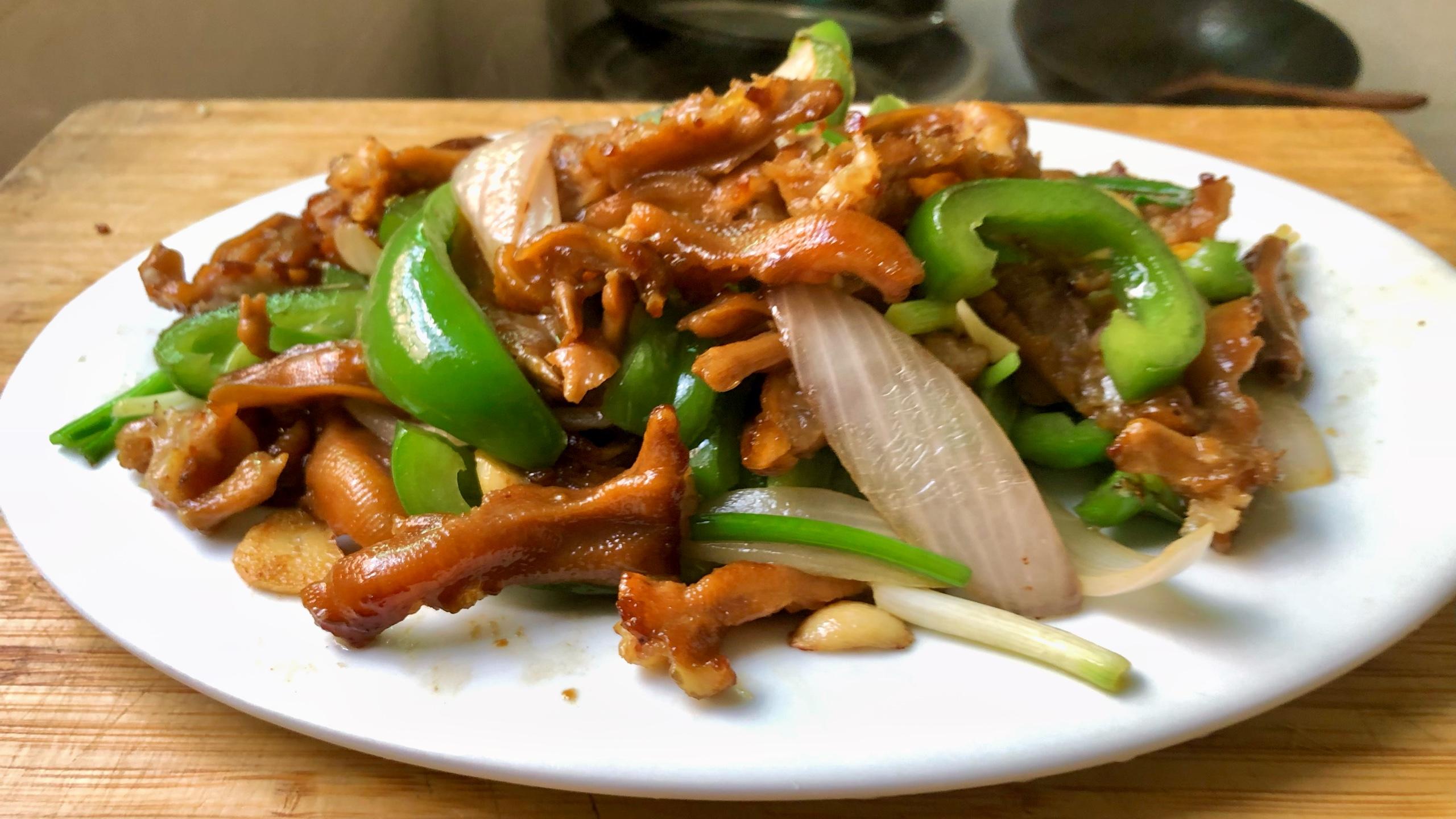 青椒洋葱炒脱骨鸭掌,朴素简单的家常菜