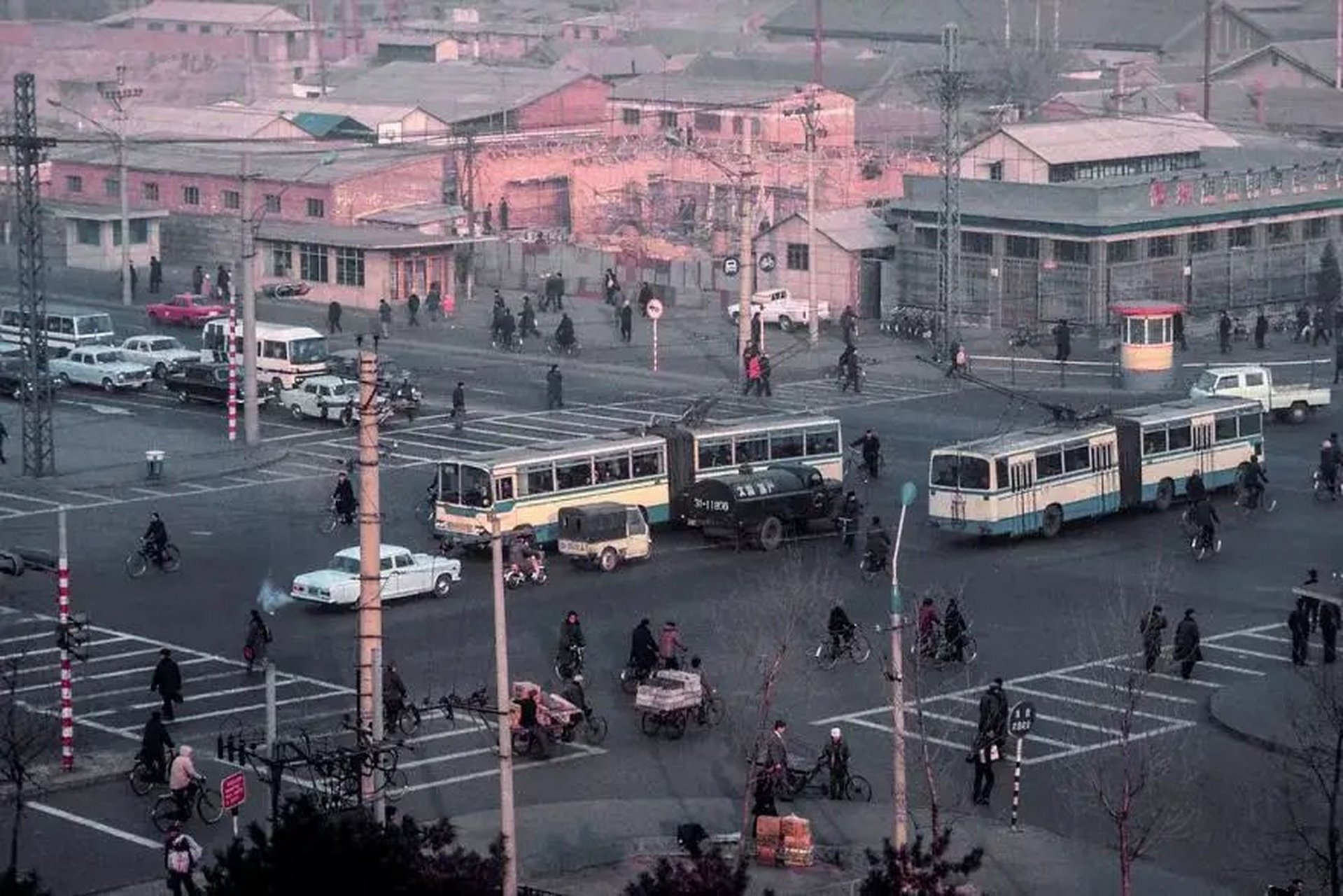 1985年,北京,宣武门大街.街上车来人往真是热闹