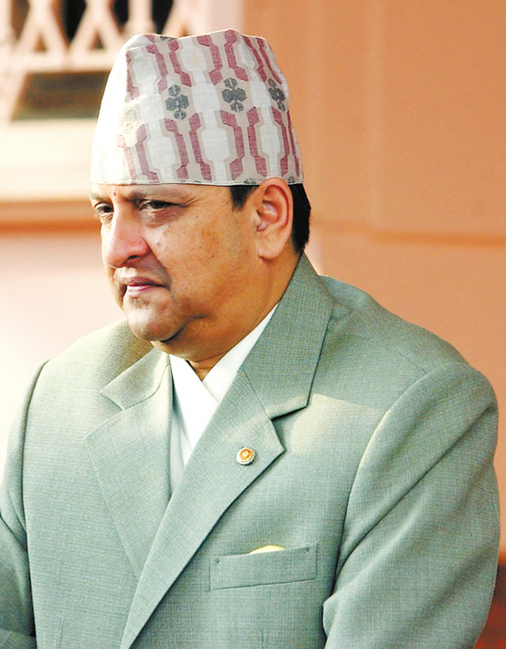 贾南德拉是在2001年即位的,不过即位后一直没掌握大权