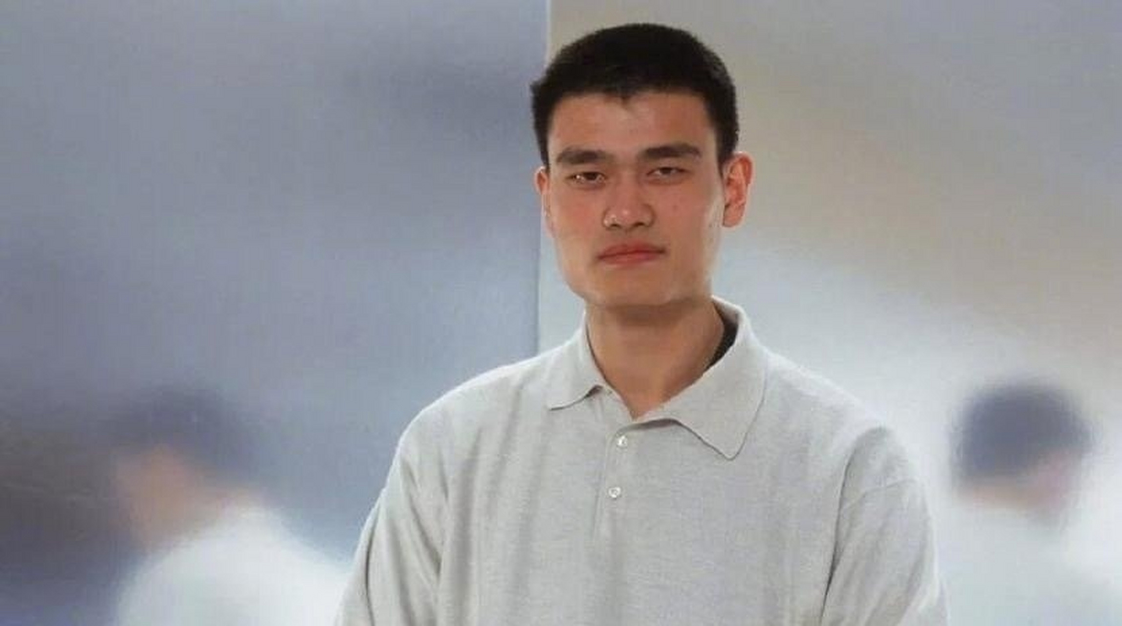 老照片,年轻时的姚明! 真的好青涩! #中国篮球