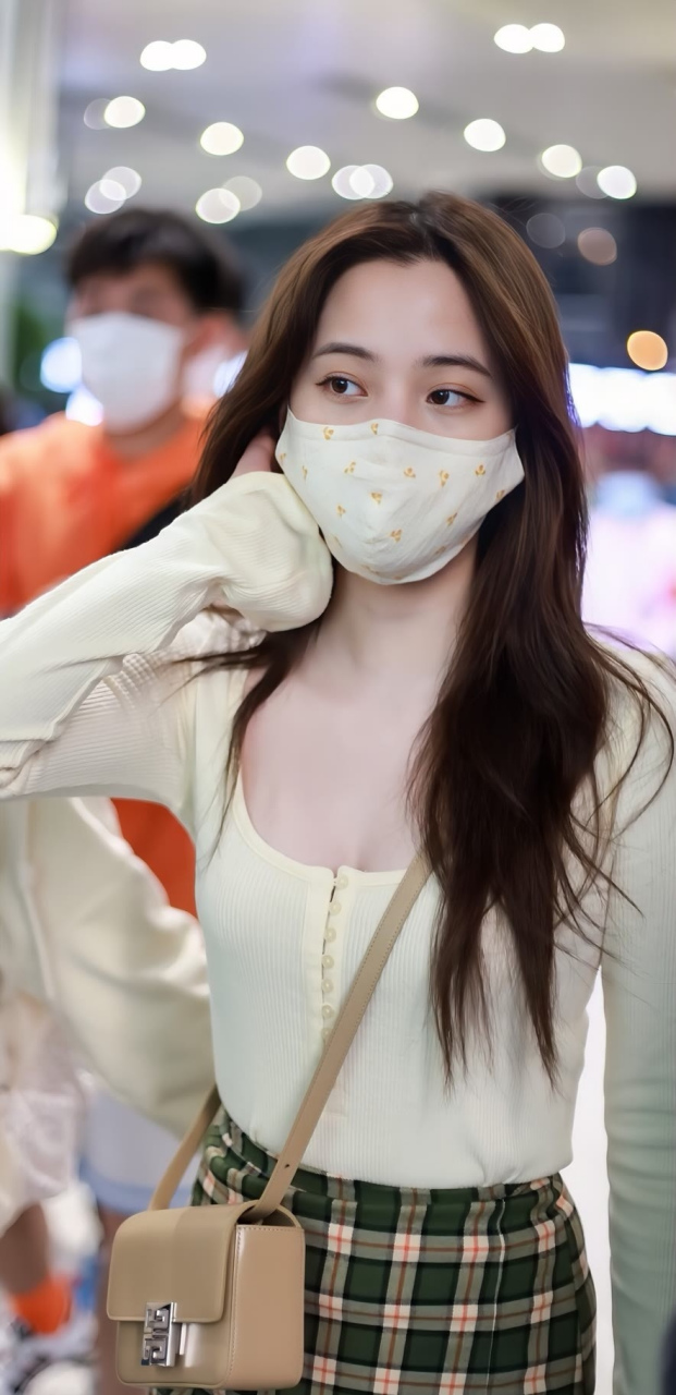 欧阳娜娜机场饭拍,娜娜越长越漂亮了,身材也越来越好,慢慢的就成熟