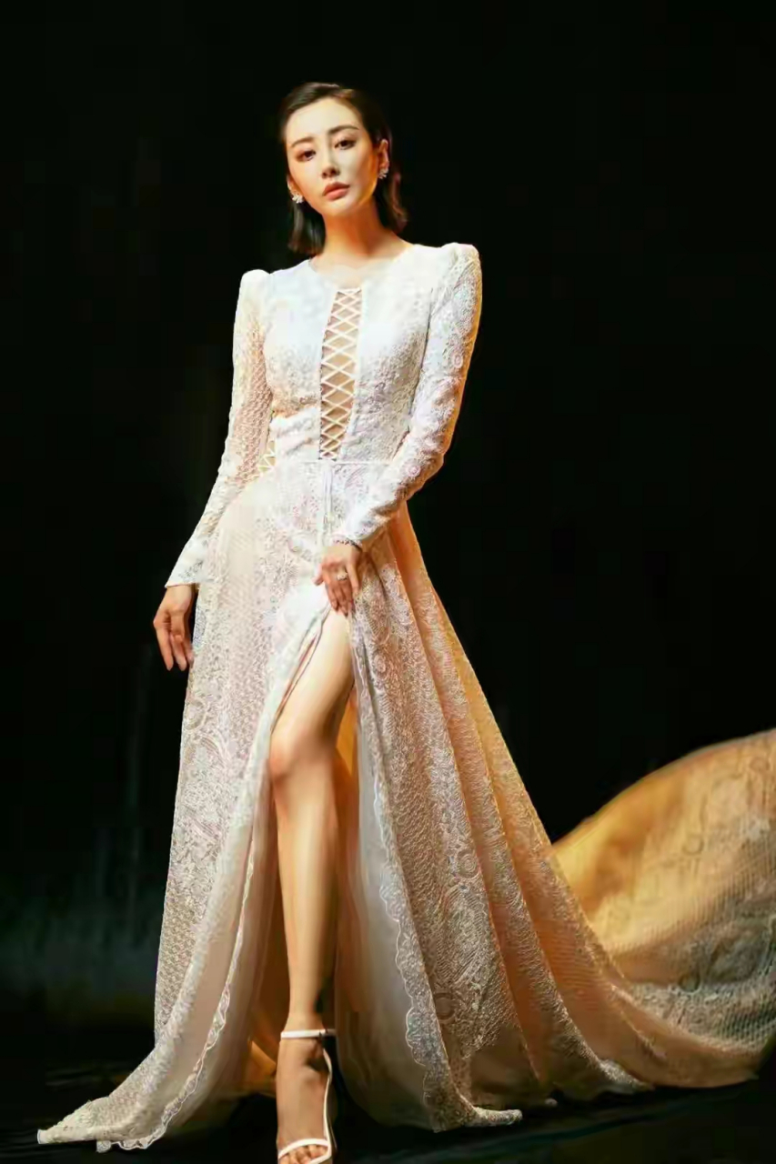 李纯穿衣真放得开,大v领礼服高开叉,气场足,性感不失清纯