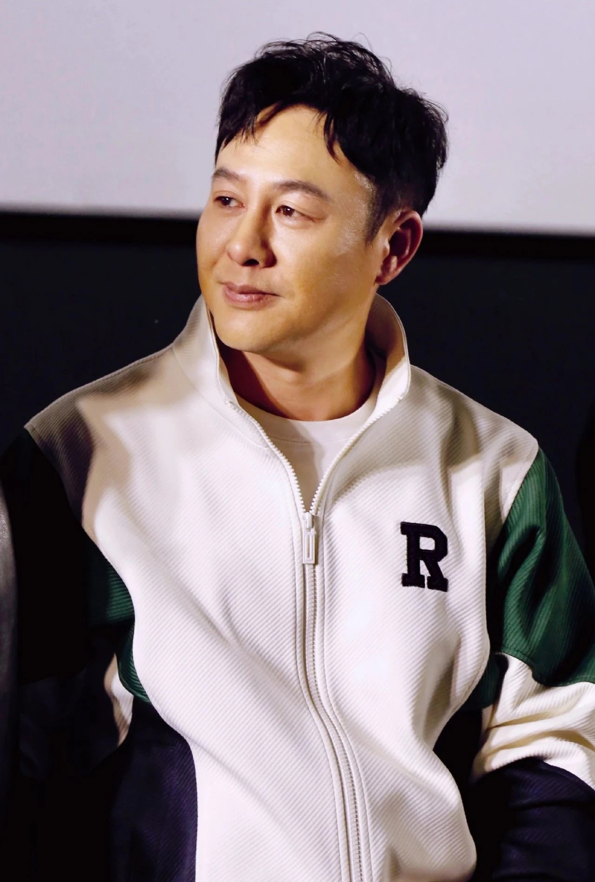 张颂文今天去参加北京国际电影节的时候,在合影结束之后就马上去旁边