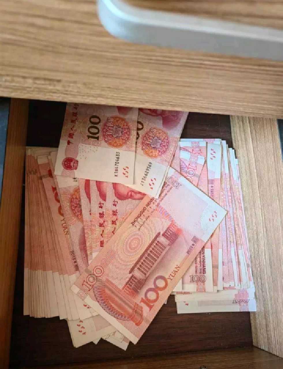 网友:月底没钱了,今天无意中拉开抽屉,居然有这么多钱,我什么时候放的