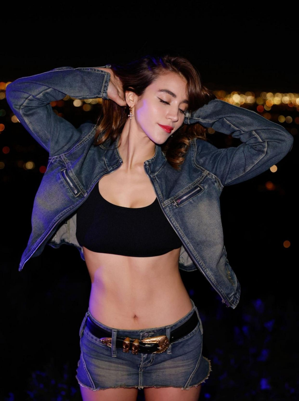 凯丽·考恩的穿搭风格一直非常出色,她总是能够将时尚和舒适完美地