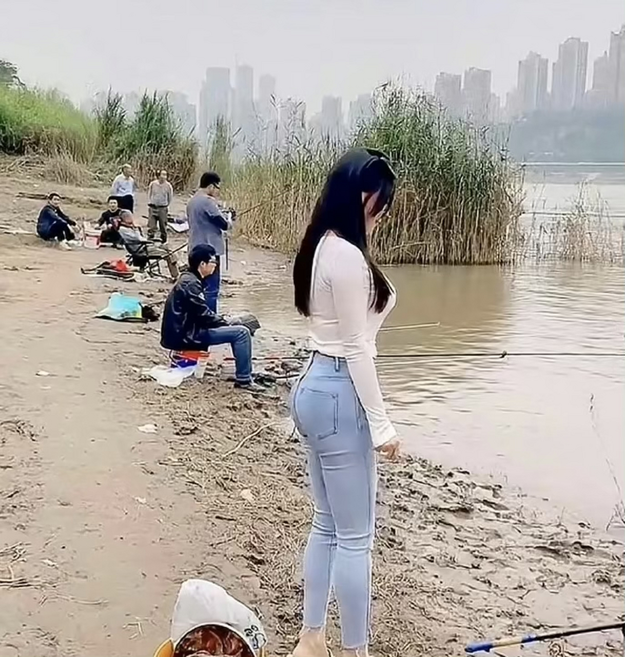 美女蹲着钓鱼不累吗?