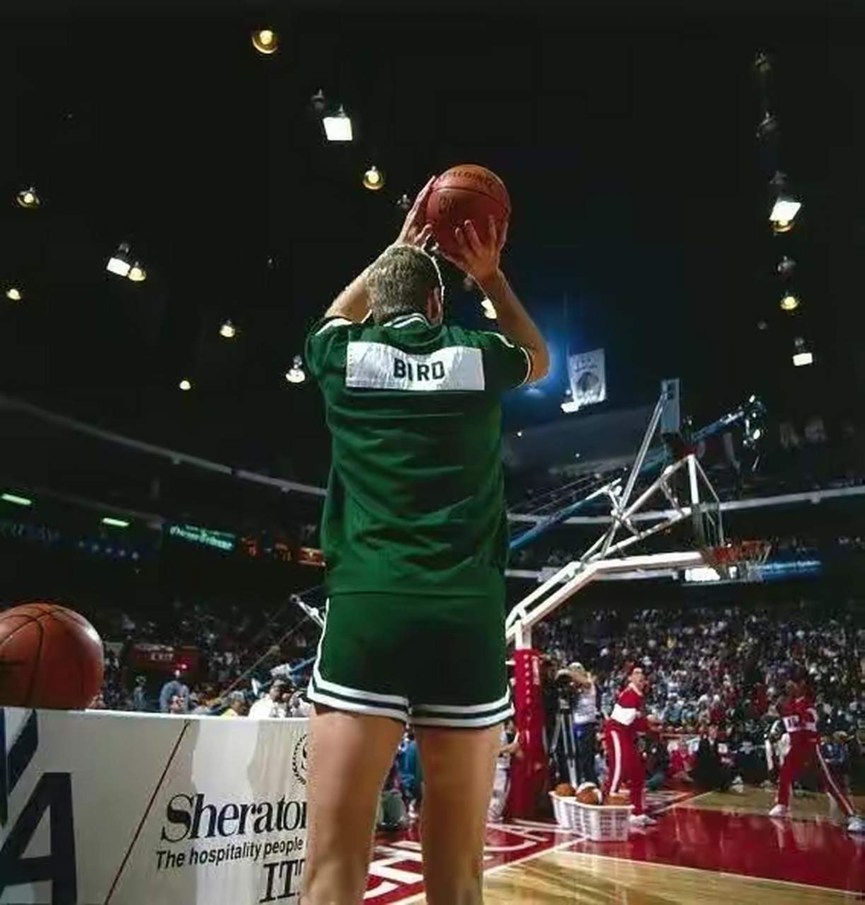 拉里伯德可以说是nba历史上最有名的装王,也是最能令对手吃瘪的垃圾话