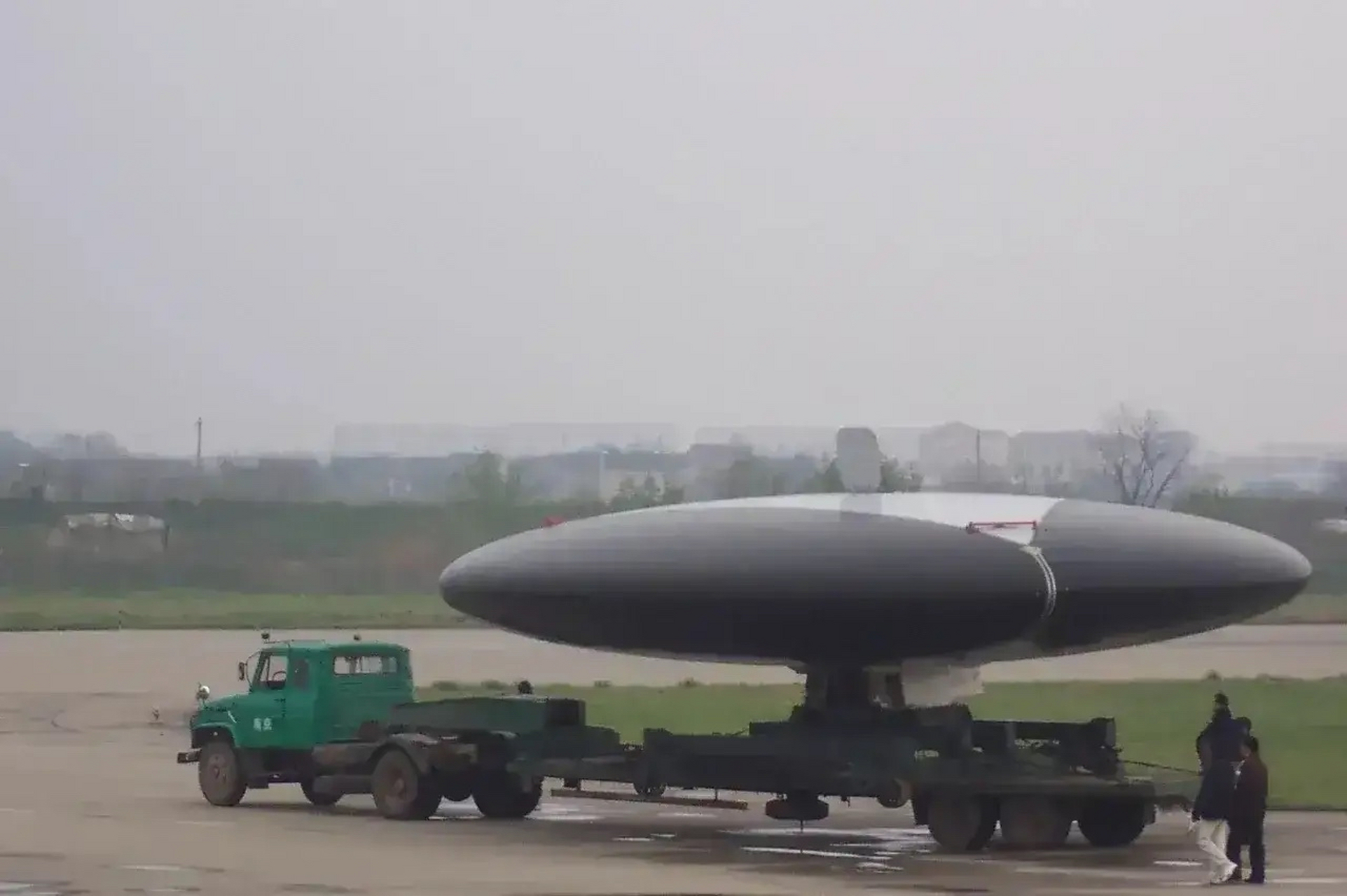 而且必须是大型机载雷达,预警机要是搭载直径不到一米的雷达就没意思