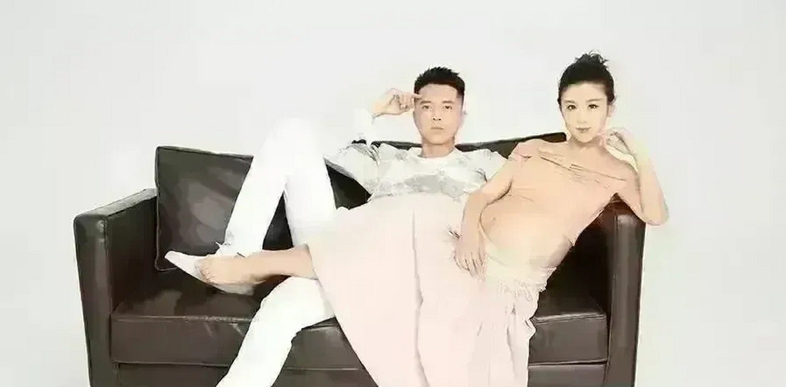 李小萌挺孕肚海边旅游,这才是娱乐圈让人羡慕的两口子.