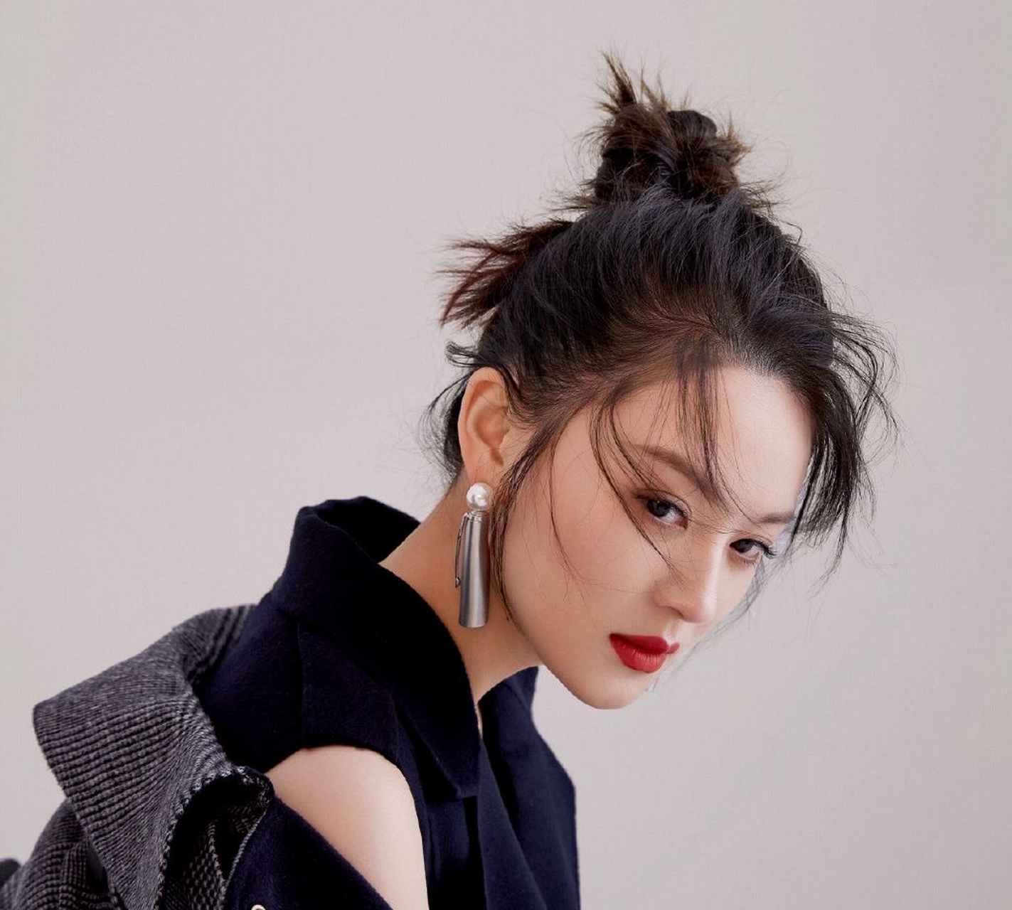 曾一萱,1992年4月20日出生于湖北省,毕业于北京电影学院,中国内地女