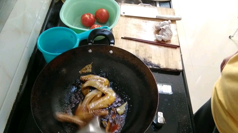 做个美味的卤鸭翅,乐乐非常喜欢吃,吃的乐不思蜀了