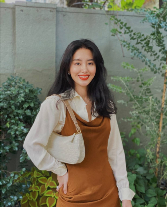 杨采钰换了法式风格后高级感大增,穿米白色衬衫绑条丝巾,美翻了