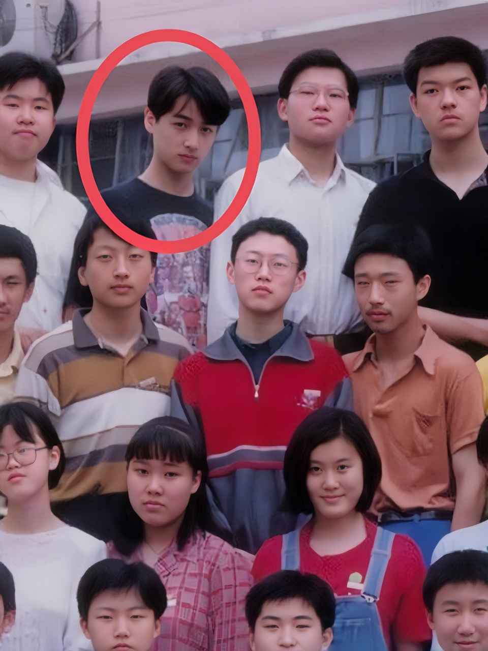 胡歌的确是一个从小就很帅气的男神.