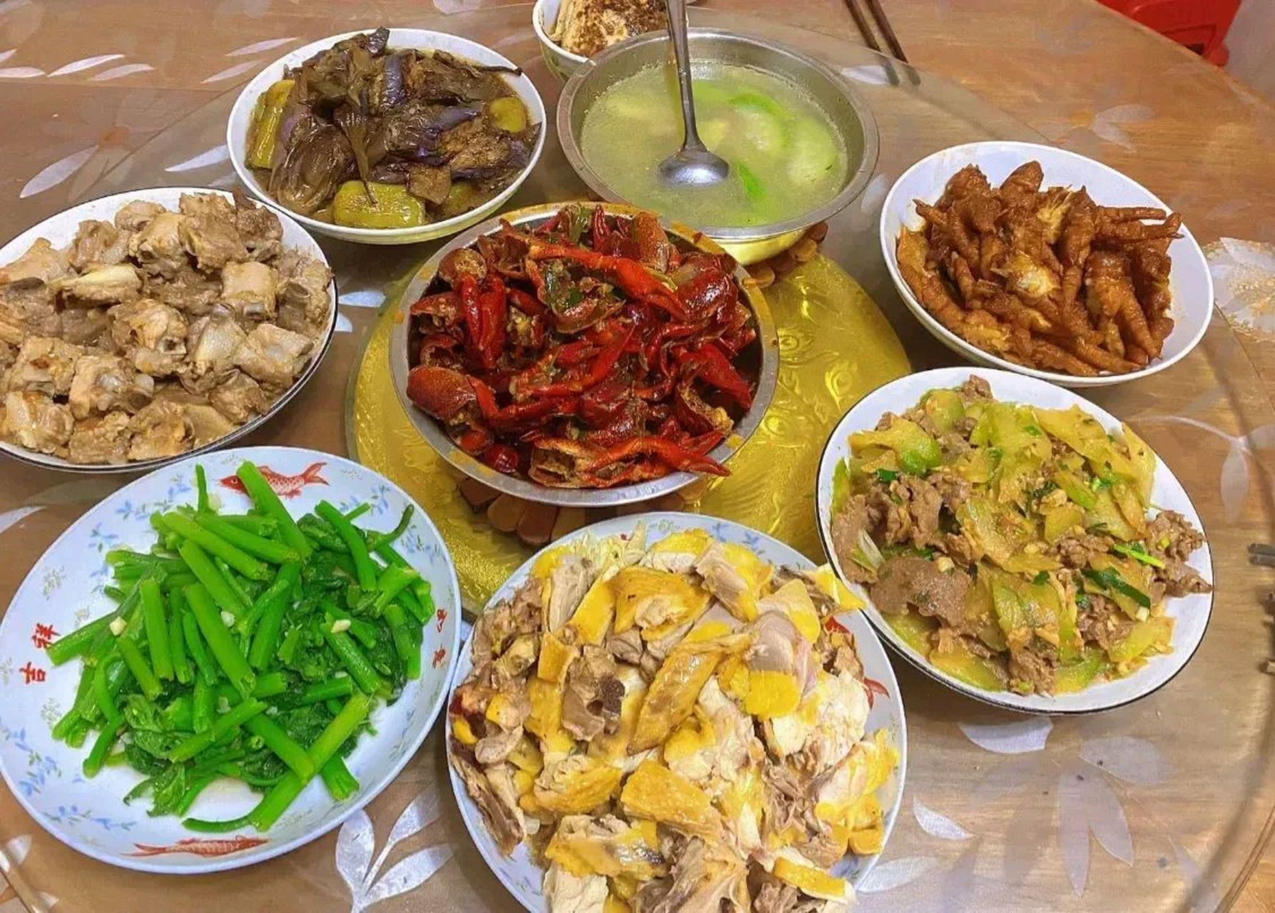 这就是价值480块钱一桌的农家菜,表弟请我们在农家乐吃饭.