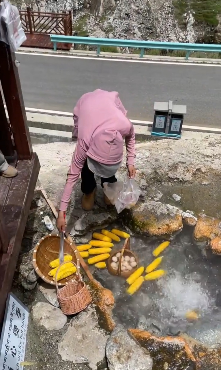 看人家这卖煮玉米煮鸡蛋的,不用烧柴,不用烧气,还有好多人买呢,我就是