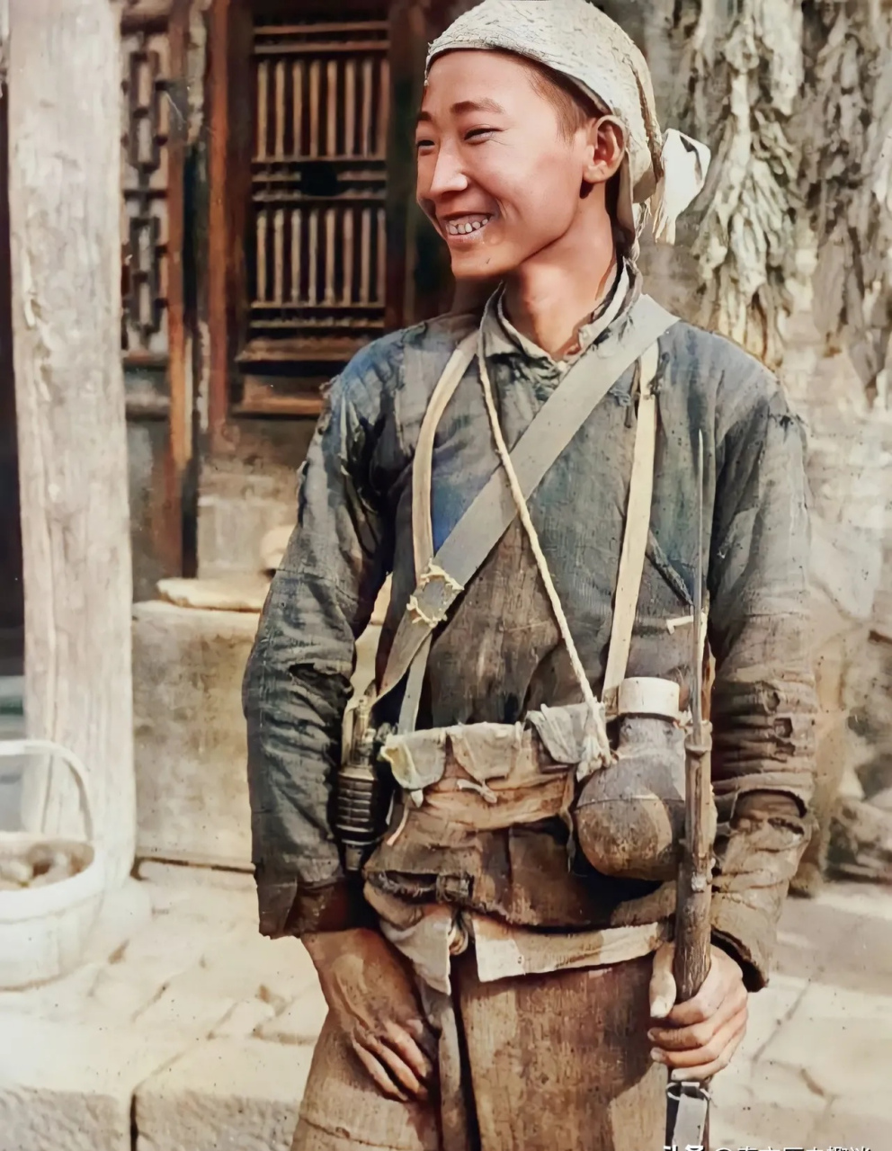 1944年,一位真实民兵的老照片,  仔细看他的装备,这战士不易.