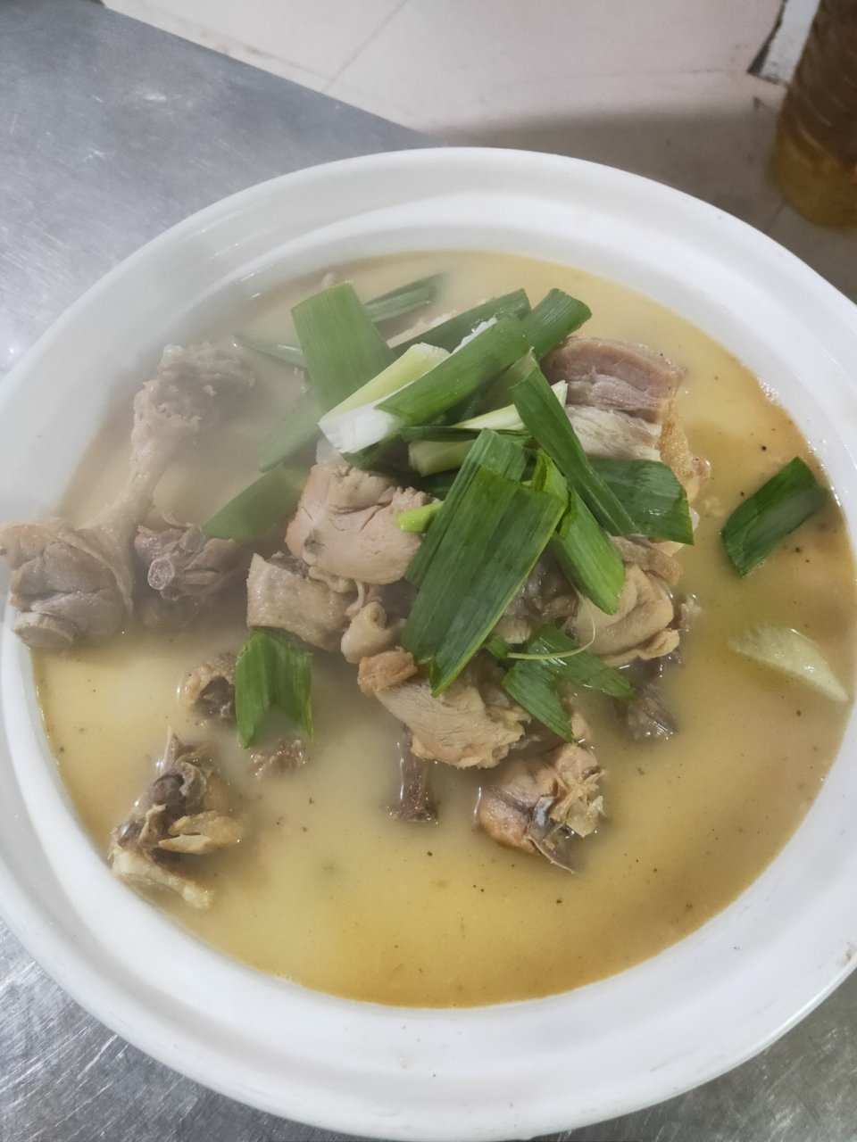 信阳腊鸭锅,汤鲜味美,肉质劲道.非常不错的一道信阳腊味