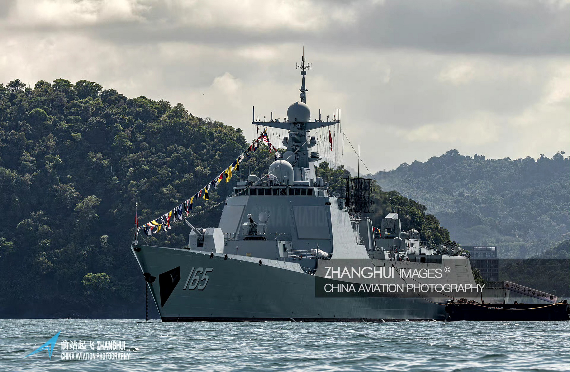 052d导弹驱逐舰在内的多艘解放军战舰靠近美国海岸多日,至今仍未离开