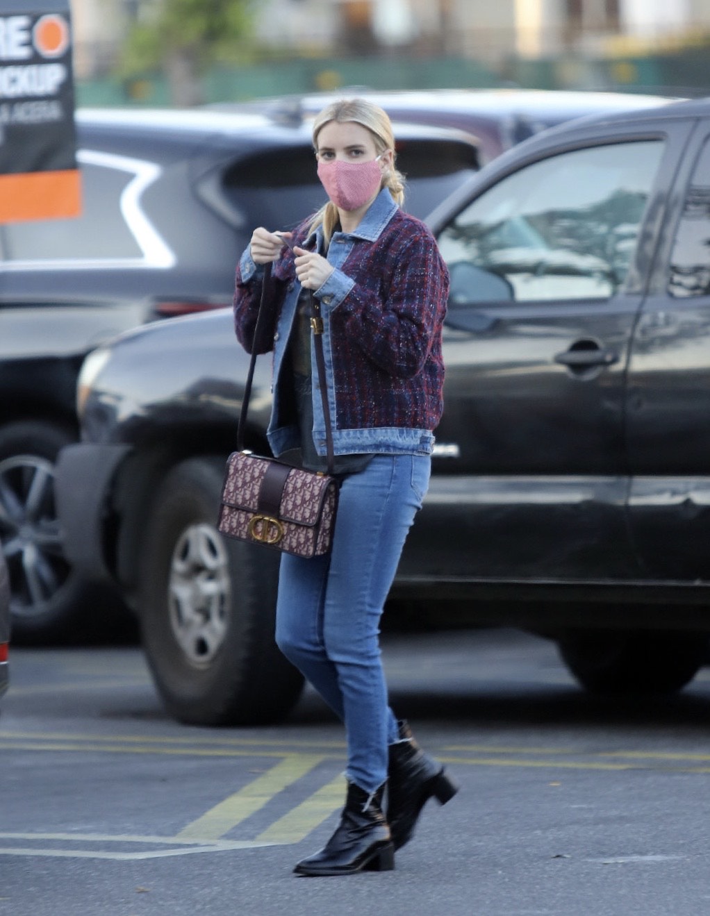 身怀有孕的艾玛·罗伯茨(emma roberts)洛杉矶最新街拍照